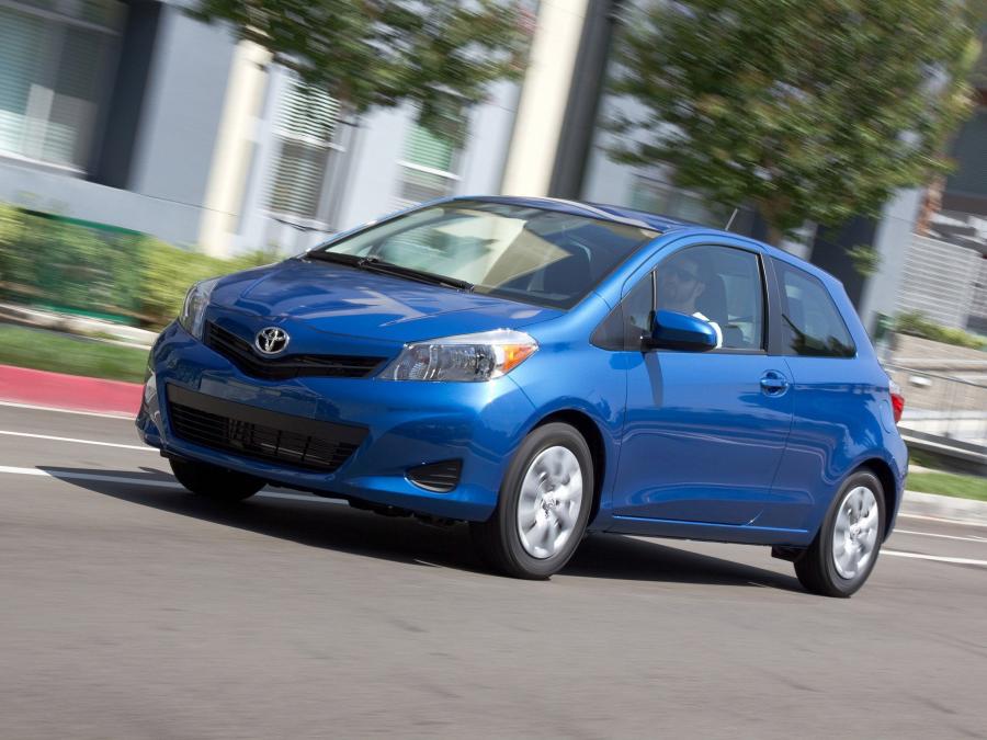  Toyota Yaris LE 3-Door 2011 года  (US) (фото 9 из 11)